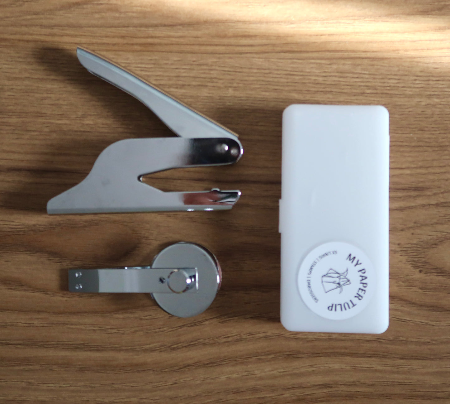 Personalized Book Embosser with an Acorn Illustration – Round Paper Seal